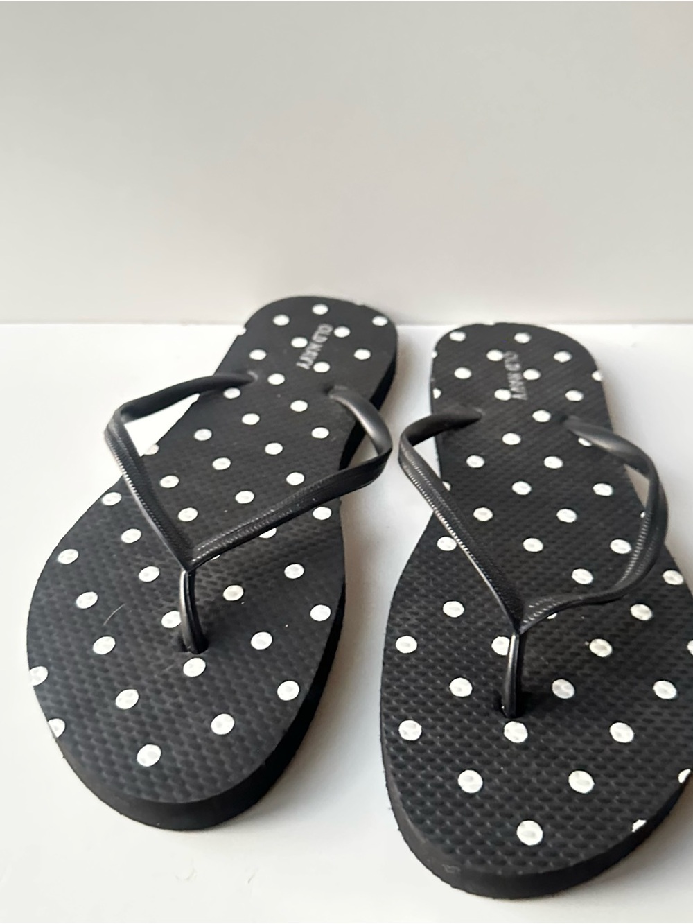 Old Navy Womens Flip Flops Black White Polka Dot Thong Sandals Size 8